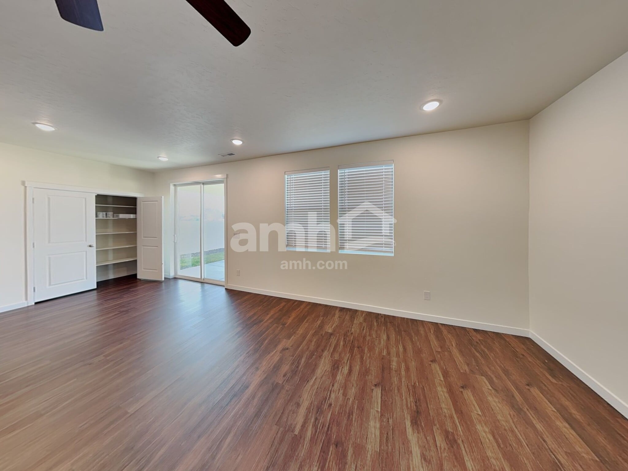 Building Photo - 1551 N Barkvine Ave