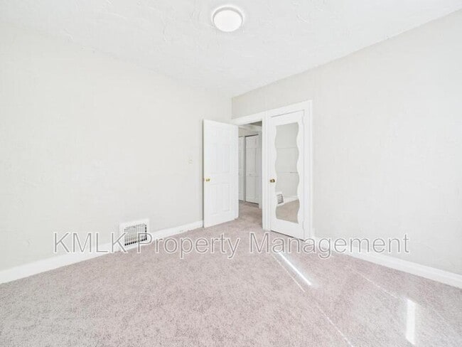 Building Photo - 535 Gage St
