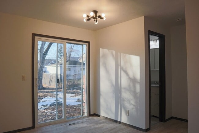 Building Photo - 2 Bed 1.5 Bath Duplex