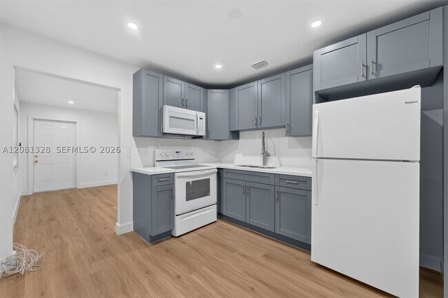 Building Photo - 4750 SW 66th Terrace