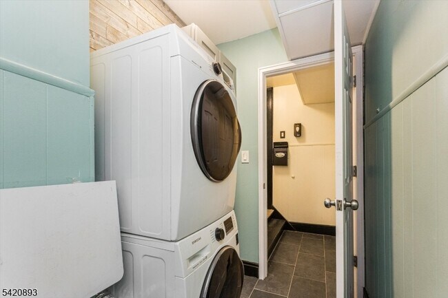 Building Photo - 43 Pleasant Way