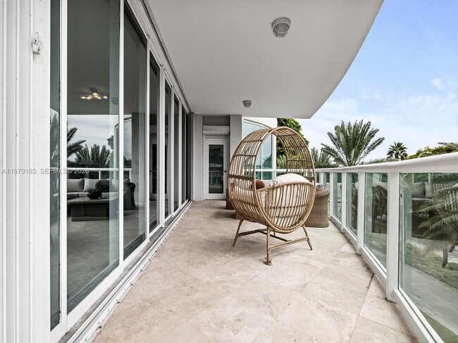 Building Photo - 2645 S Bayshore Dr