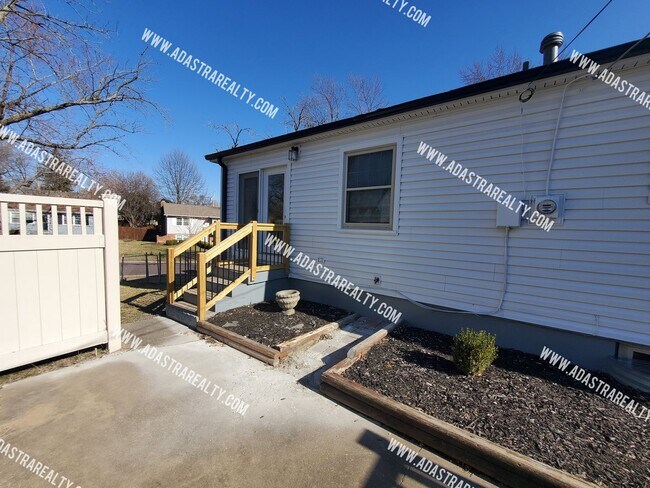 Building Photo - Absolutley Beautiful 4 Bedroom 2.5 Bath Overland Park Home-Available NOW!!