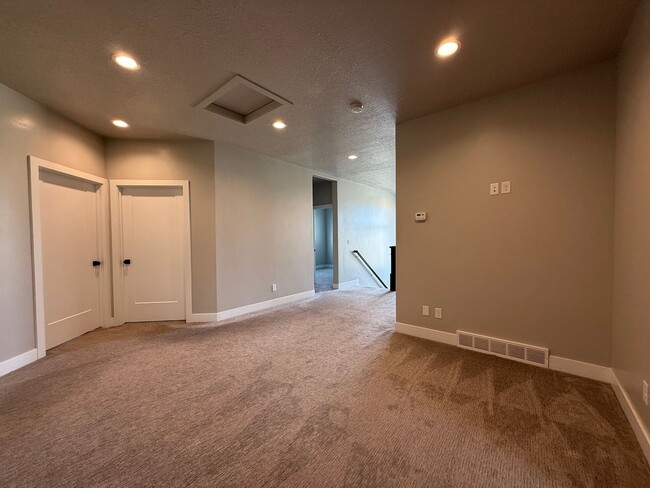 Building Photo - Luxury 7-Bedroom Home with Office, Dayligh...