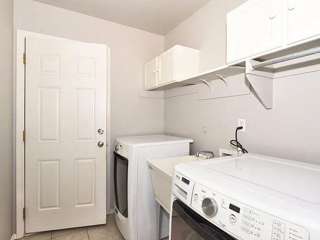 Building Photo - Beautiful 4 Bed 2.5 Bath Property in South...