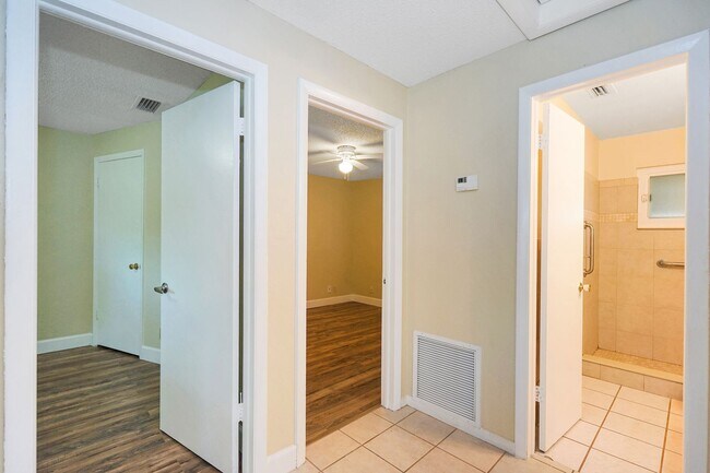 Building Photo - 2716 SW 46th St