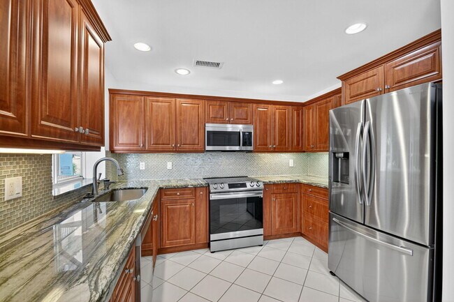 Building Photo - 11570 Briarwood Cir