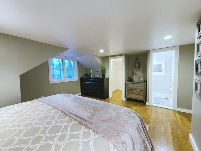 Building Photo - ***Please Respond Directly to the Online Listing, Calls May Not Be Returned***