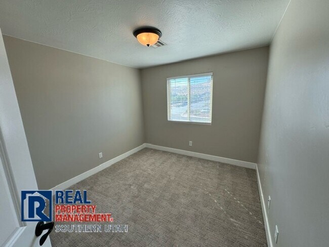 Building Photo - Desert Hills Townhome