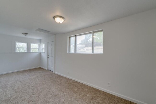 Building Photo - 4 bedroom 2 bath Home