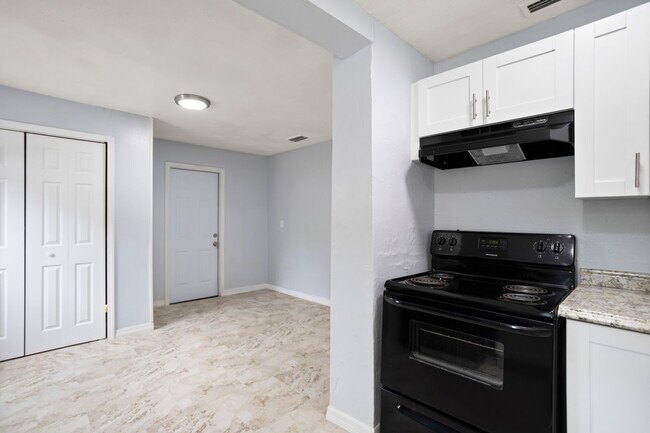 Building Photo - Very large 4bdrm/2bath House, Ready End of February