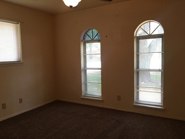 Building Photo - 3 bedroom 2 bath home in East Tulsa