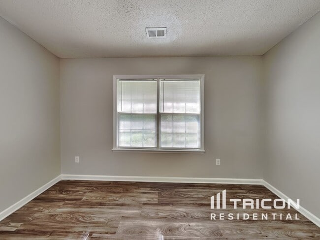 Building Photo - 2437 River Chase Dr