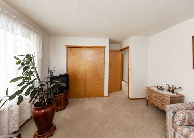 Building Photo - Spacious 5 Bedroom in D20 centrally located