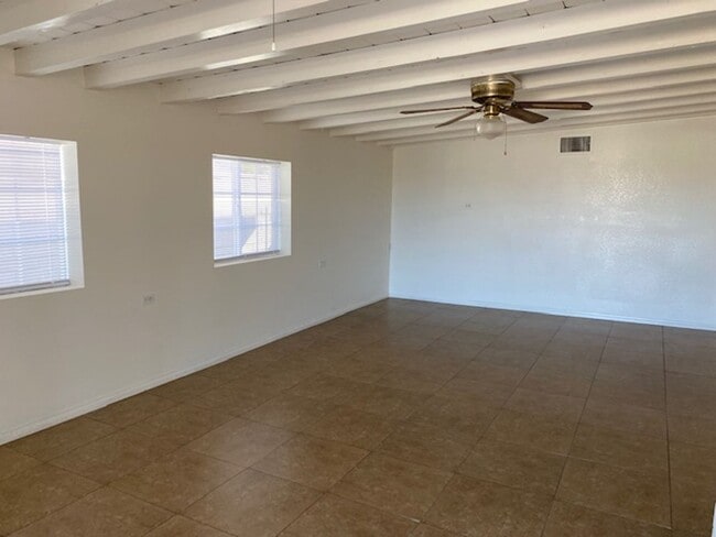 Building Photo - 3 bedroom house with breezy backyard and v...