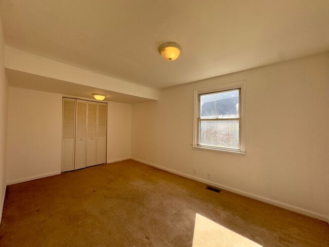 Building Photo - Charming 4 Bedroom/2 Bathroom Home in Dundalk, MD!