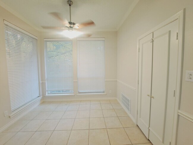 Building Photo - Beautiful 4/3/2 with Sparkling Pool!