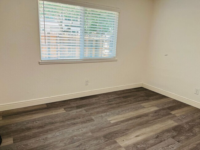 Building Photo - Cute & Updated Duplex