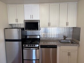 Building Photo - Remodeled Studio in the Haight. Elevator B...