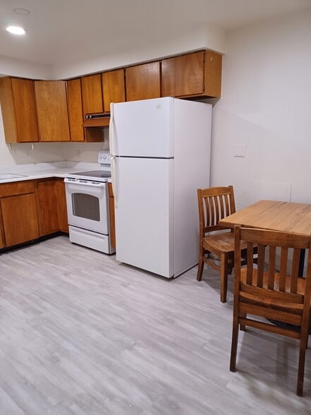 Kitchen - 923 SW City View St