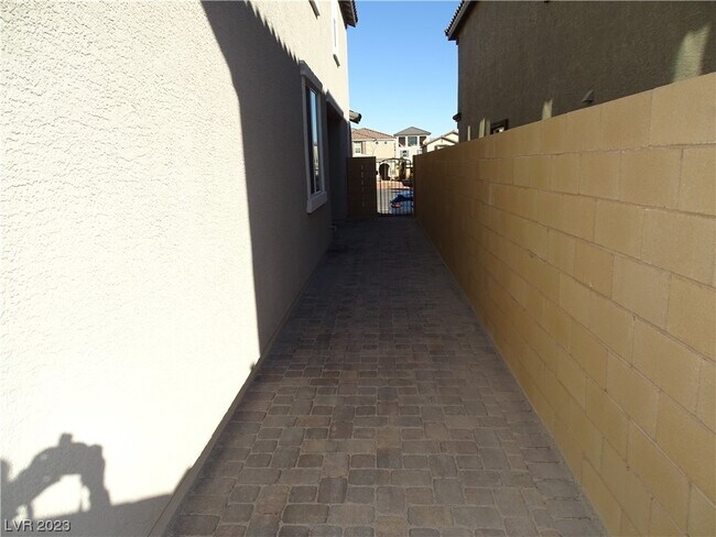 Building Photo - 10589 Sariah Skye Ave