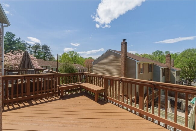 Building Photo - Updated 3BR / 2.5BA Townhome in Summit Chase – Over 1,900 Sq Ft with Deck & Fenced Patio!