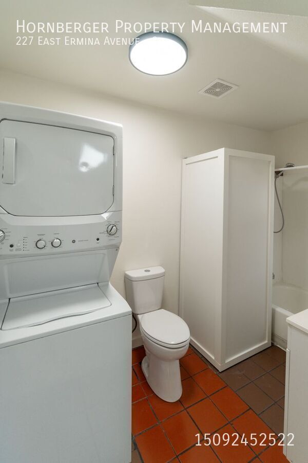 Building Photo - Newly Remodeled 2 Bed 1 Bath Unit!