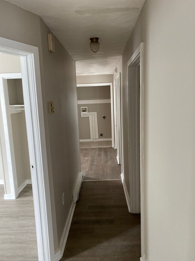 Building Photo - 712 S Irving Ave