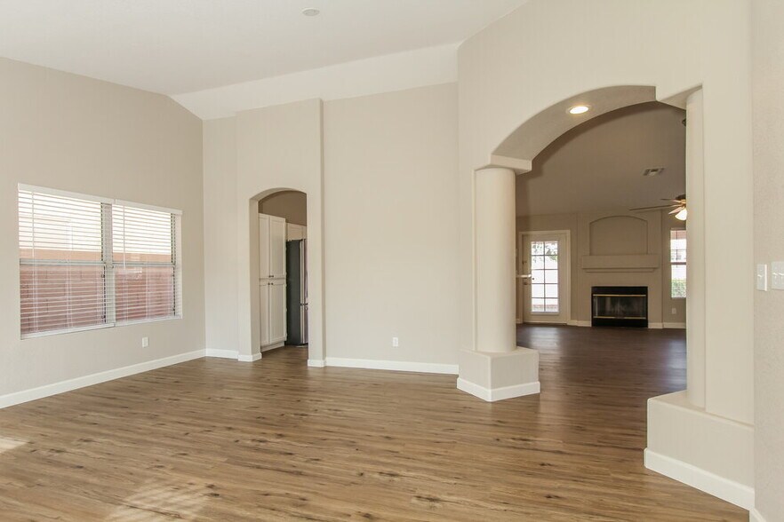 Building Photo - 824 E Rose Marie Ln