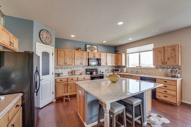 Building Photo - Stunning 4 Bed, 3 1/2 Bath House in Severance!