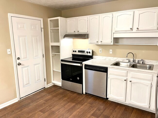 Building Photo - Charming 2-Bedroom Townhome in Fayetteville, GA!