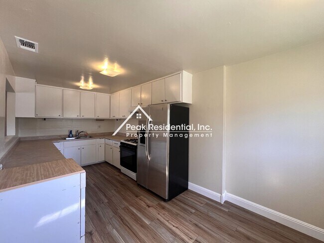 Building Photo - 5546 Cranbrook Way