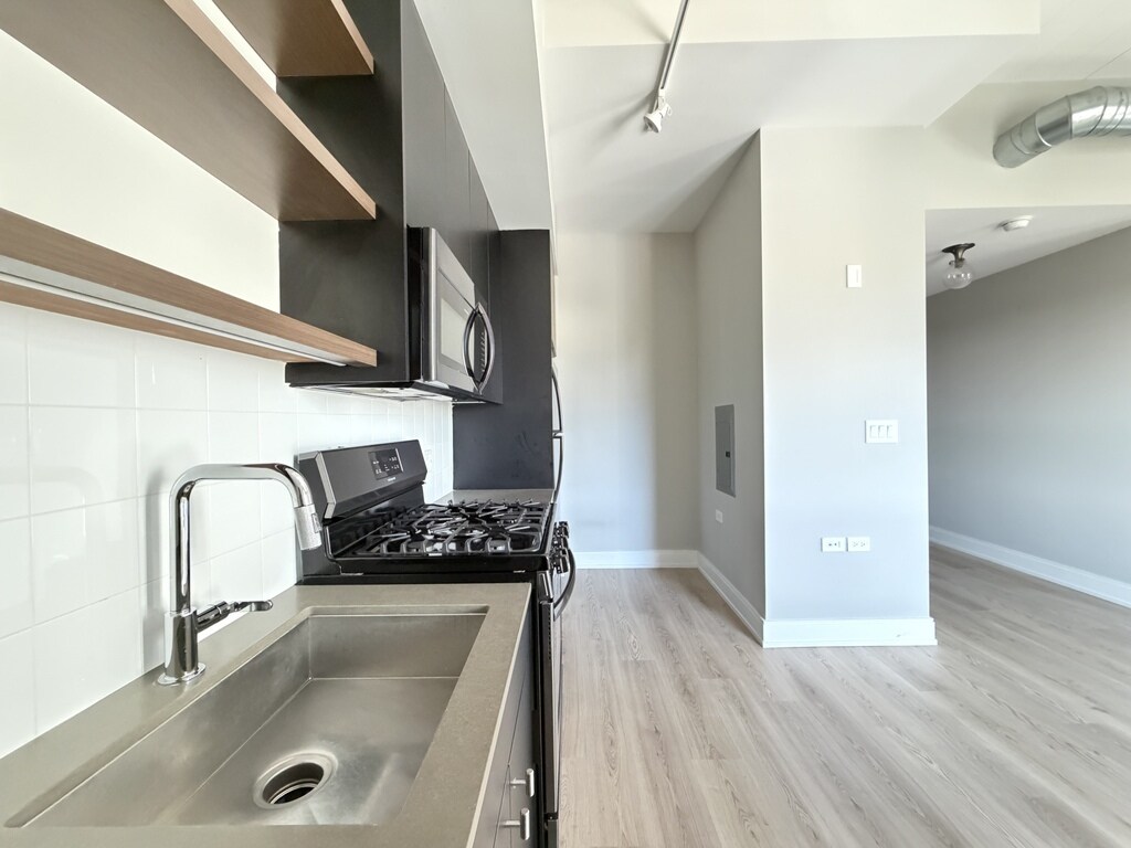 Building Photo - 941 W Belmont Ave