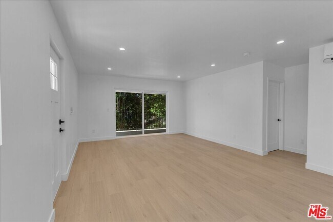 Building Photo - 6913 Encino Ave