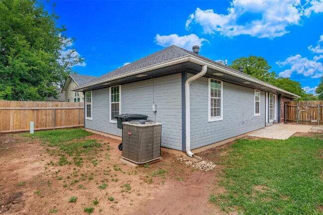 Building Photo - "Cozy Charm Awaits: 3-Bedroom Home with Fireplace in Bossier City!"