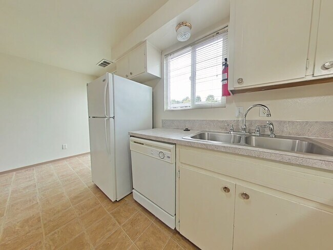 Building Photo - 2 Bedroom Apartment ~ Albany ~ Small Pet Friendly