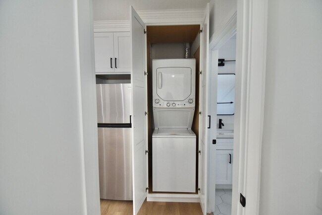 Building Photo - 11645 Moorpark St