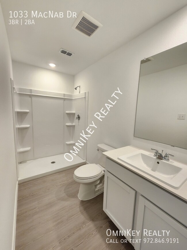 Building Photo - 1033 Macnab Dr