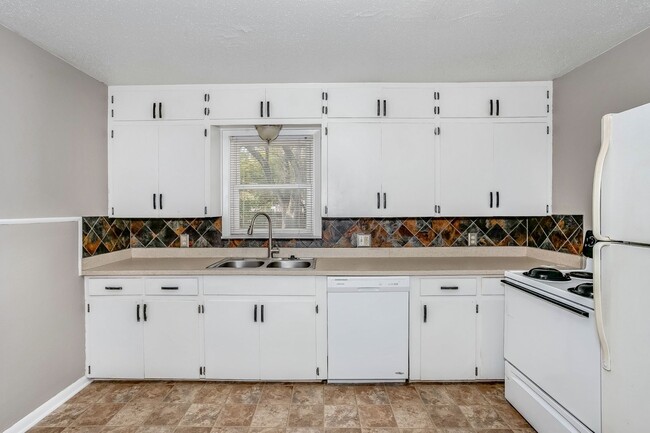 Building Photo - 2 bedroom 1 bath home