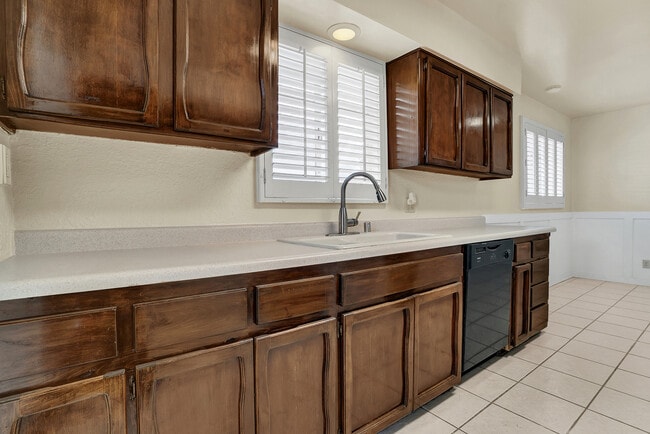 Building Photo - Cielo Vista 3 Bedroom 2 Bath