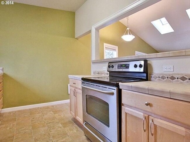 Building Photo - Light & Bright 2 Bed 1 Bath Condo!