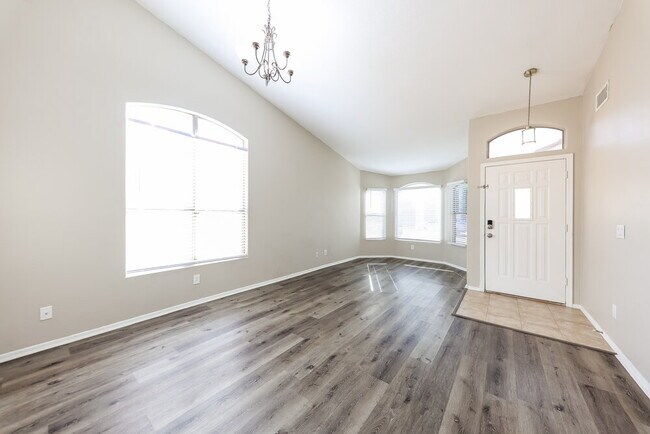 Building Photo - 548 E Cathy Dr