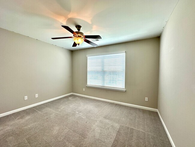 Building Photo - 3 Bed 2 Bath Townhome Located in Cokers Commons in Goose Creek!