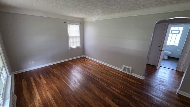Building Photo - "4-Bed Home in Maple Heights!"