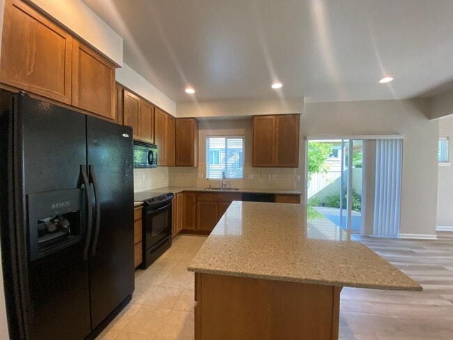 Building Photo - Rare Liberty Lake Townhome in Rocky Hill – 3 Bed, 2.5 Bath End Unit Available July 15th