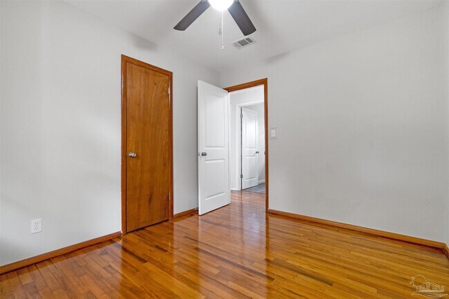 Building Photo - 118 Czar Ln