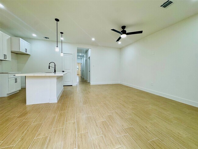 Building Photo - 5710 Delmack St