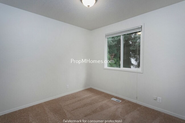 Building Photo - Quaint Ranch Style Home with Fenced Yard!