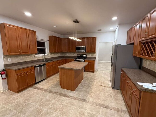 Building Photo - Stunning Home with Private Pool in Manchester