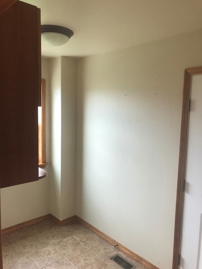 Building Photo - Spacious 4 Bedroom 2.5 Bath Home in River Rock